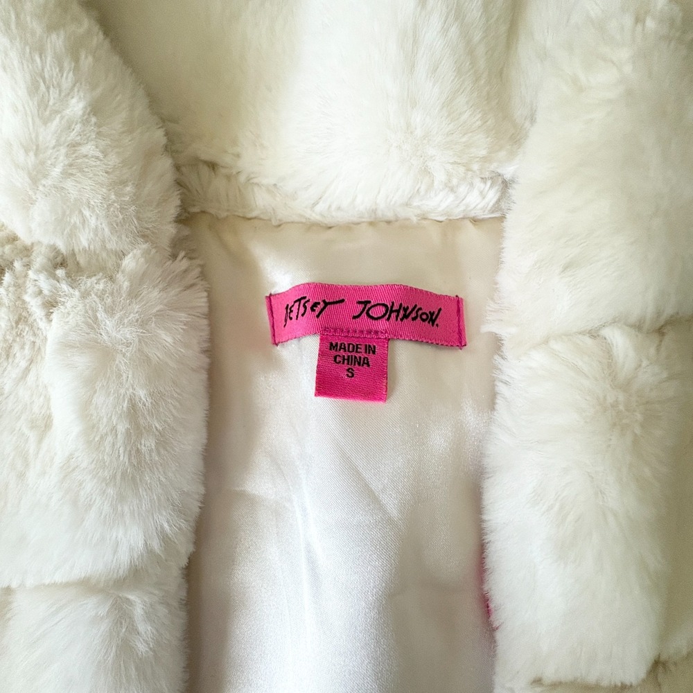 Betsey Johnson Womens Small White Faux Fur Cape Jacket Zip - Picture 3 of 10